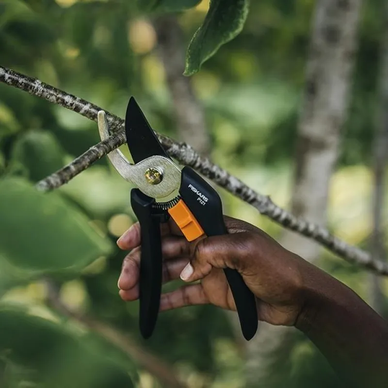 ΨΑΛΙΔΑ ΧΕΙΡΟΣ FISKARS P121 (Φ18mm / 140gr - Solid Bypass)